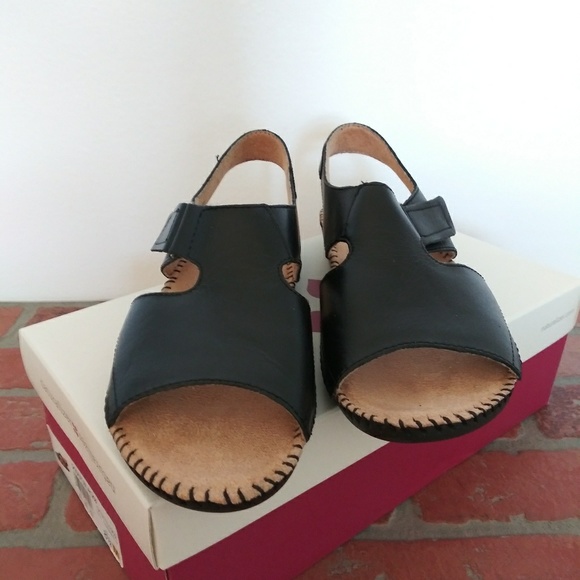 naturalizer scout sandals